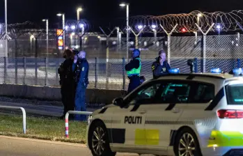 La policía danesa se ve en el Aeropuerto de Copenhague, en Kastrup, cerca de Copenhague. Hubo caos en este terminal aéreo por la cancelación de decenas de vuelos. FOTO: AFP.