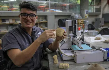 Andrew Usma Cardona trabaja en un proceso de investigación para darle otro uso a las cáscaras de huevo. Para ellos emplea impresión 3D. FOTO ESNEYDER GUTIÉRREZ 