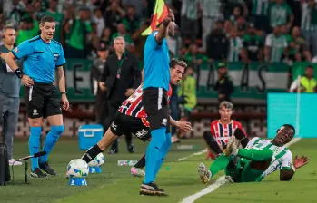 Esta fue una de las jugadas más aparatosas que tuvo el partido y en la que Marino Hinestroza no cayó bien. FOTO MANUEL SALDARRIAGA