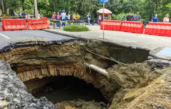 Así se veía el “cráter” de la avenida El Poblado antes de ser tapado. FOTO Camilo Suárez. 