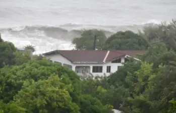 Grandes olas cerca de una casa tras el paso del huracán Melissa, en St. Thomas, Jamaica. Melissa tocó tierra el martes en el suroeste de la isla de Jamaica, en el Caribe, como un poderoso huracán categoría 5 con vientos máximos sostenidos de hasta 295 kilómetros por hora, informó el Centro Nacional de Huracanes de Estados Unidos. FOTO: Xinhua/Jamaica Observer Grandes olas cerca de una casa tras el paso del huracán Melissa, en St. Thomas, Jamaica. Melissa tocó tierra el martes en el suroeste de la isla de Jamaica, en el Caribe, como un poderoso huracán categoría 5 con vientos máximos sostenidos de hasta 295 kilómetros por hora, informó el Centro Nacional de Huracanes de Estados Unidos. FOTO: Xinhua/Jamaica Observer