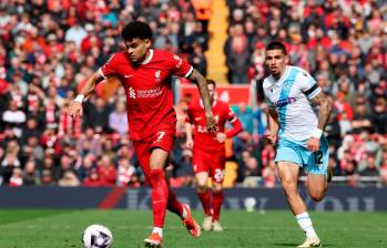 En la imagen aparece Luis Díaz marcado por el antioqueño Daniel Muñoz, quien tuvo una gran presentación con el Crystal Palace. FOTO GETTY