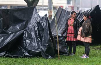 Bogotá. Mayo 19 de 2025. Integrantes de la comunidad indígena Emberá, en su mayoría provenientes de la Unidad de Protección Integral (UPI) La Rioja, se trasladaron nuevamente al Parque Nacional, exigen un diálogo con el Gobierno Nacional . (Colprensa - Catalina Olaya)