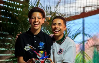 Los dos jóvenes estudiantes tienen uno de los mejores proyectos de robótica en Latinoamérica en su categoría. FOTOS: Camilo Suárez