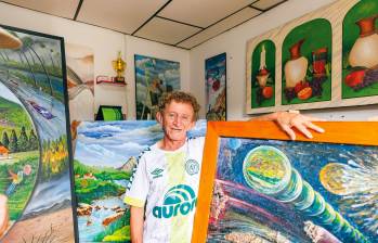 Sigrifredo Hidalgo tiene su taller en el primer piso de una casa de Caramanta, Antioquia. FOTO Camilo Suárez