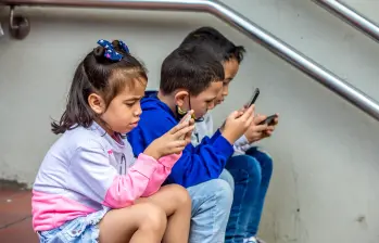 La medida ha sido beneficiosa para la concentración de los estudiantes y para mejorar el clima social en los colegios. Foto: EL COLOMBIANO