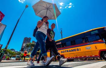 Los habitantes de Medellín ya no sacan el paraguas para protegerse de la lluvia, sino del inclemente sol que se posa por estos días sobre la ciudad. FOTO: Camilo Suárez