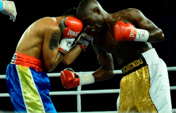 Yuberjen Martínez (blanco y dorado) tuvo un debut victorioso en el boxeo profesional. FOTO COLPRENSA