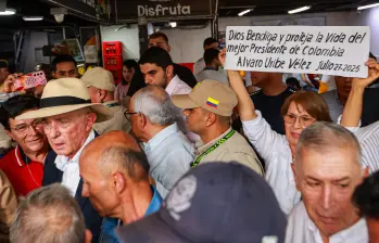 El expresidente Álvaro Uribe Vélez después de asistir a la eucaristía en la iglesia San José de Medellín, ayer domingo a las 10 de la mañana; fue vitoreado por los paisas. FOTO Manuel Saldarriaga