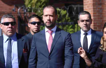 El abogado Diego Cadena enfrenta un juicio por los delitos de soborno en actuación penal y fraude procesal. Los mismos cargos por los que ya fue condenado a 12 años de prisión el expresidente Álvaro Uribe. FOTO Colprensa