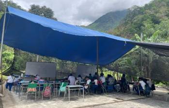 Así ven las clases los niños de una vereda de Dabeiba tras demolición de su escuela. FOTO Denuncias Antioquia. 