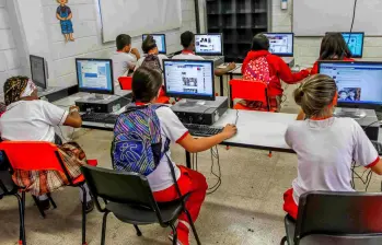 La propuesta plantea incorporar la inteligencia artificial en todos los niveles educativos, pese a las brechas de conectividad y capacitación que existen actualmente. FOTO Camilo Suárez