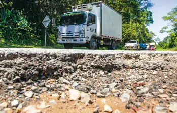 Huecos de más de 20 centímetros de profundidad se pueden encontrar en este corredor nacional. Ya han provocado accidentes. FOTO: JULIO CÉSAR HERRERA