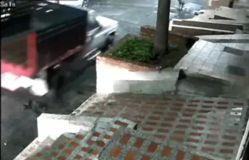 Imagen previa al atropellamiento que le arrebató la vida a una adulta mayor y a su mascota. FOTO: Cortesías Denuncias Antioquia