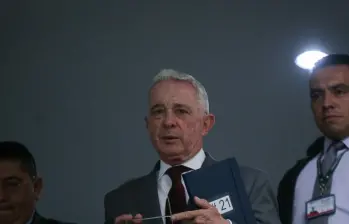 Dos días completa el expresidente Álvaro Uribe rindiendo su testimonio en el juicio por soborno a testigos y fraude procesal. Una vez finalice la defensa, iniciará el contrainterrogatorio. FOTO cOLPRENSA