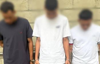 Los tres capturados por el asesinato del joven universitario de 22 años en Medellín. FOTO: Policía Metropolitana