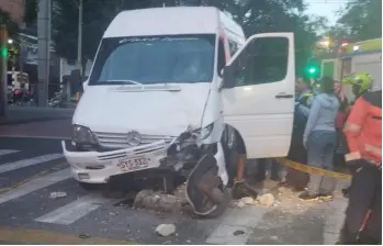 El accidente ocurrió en la Avenida 80 con la calle 48, durante la madrugada de este jueves. FOTO: Cortesía Denuncias Antioquia