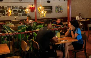 El gasto de los colombianos en restaurantes, en el último año, presiona el alza del costo de vida, según el Dane. FOTO Camilo Suárez