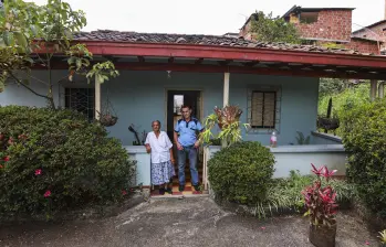 Doña Alicia y su sobrino Pedro en su hermosa casa en el emblemático barrio El Chispero de El Poblado. Ellos serán reubicados en el mismo barrio tras acuerdo con el Distrito. Foto: Manuel Saldarriaga Quintero.