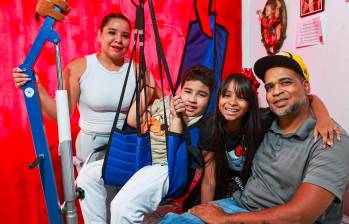 Para los familiares de Miguel Ángel fueron meses de muchos esfuerzos para poderlo transportar dentro de la casa, tema que se solucionó con esta grúa. FOTO MANUEL SALDARRIAGA