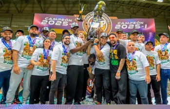 El equipo, de blanco, celebró el campeonato y levantó el trofeo con Ryan Castro, quien aparece vestido de negro. FOTO Esneyder Gutiérrez