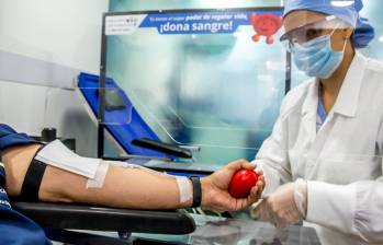 La clínica invitó a las personas para que se acerquen a donar ante la escasez de sangre. FOTO: Juan Antonio Sánchez
