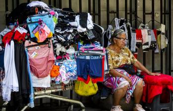 Los venteros ambulantes son propensos a enfermedades como la depresión, el sobrepeso, la hipertensión, la inseguridad alimentaria, entre otros diagnósticos. Fotos: Julio César Herrera. 