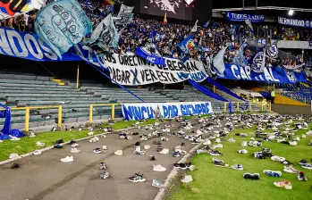 Así lucía la grama de El Campín tras la lluvia de tenis en señal de protestas por parte de los hinchas. FOTO: Colprensa