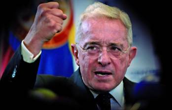 El expresidente Uribe está bajo prisión domiciliaria en Rionegro, oriente de Antioquia. Su defensa buscará revertir la decisión en segunda instancia. FOTO: AFP
