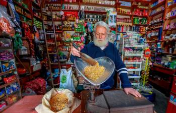 La fina pesa alemana que trajo don Pacho de uno de sus viajes todavía presta servicio para medir con precisión varios productos que se venden en el granero. FOTO Manuel Saldarriaga