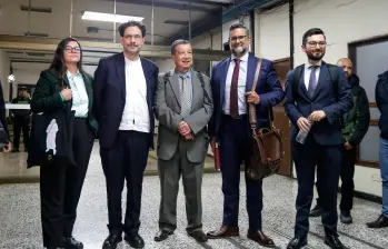 El senador Iván Cepeda junto a la bancada representante de las víctimas en el proceso contra Uribe Vélez. FOTO COLPRENSA