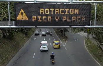 La medida del pico y placa en Medellín y el Valle de Aburrá volverá este lunes con sanciones para quienes circulen sin poder hacerlo. FOTO: MANUEL SALDARRIAGA