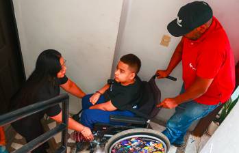 Miguel Ángel García Londoño, de 13 años, se debe movilizar en una silla de ruedas, puesto que no tiene movilidad en todo su cuerpo. La grúa que piden es para facilitar sus desplazamientos dentro de la propiedad. FOTO: MANUEL SALDARRIAGA