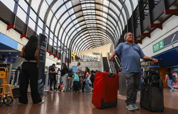 La Aeronáutica Civil recomendó a los pasajeros que tengan vuelos programados hacia estos destinos en las próximas horas y días no acudir a los aeropuertos sin verificar previamente el estado de su vuelo. Foto: Manuel Saldarriaga