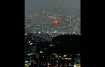 Incendio en la vía al mar visto desde la parte suroriental de Medellín. FOTO SUMINISTRADA