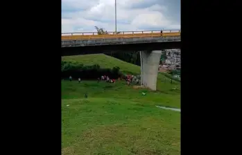 El accidente ocurrió en el puente Helicoidal de Calarcá (Quindío), en el sentido que viene desde el Alto de La Línea. FOTO CAPTURA DE VIDEO