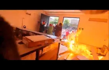 Imágenes del incendio en la sede de la Registraduría en Gamarra. FOTO CAPTURA DE VIDEO