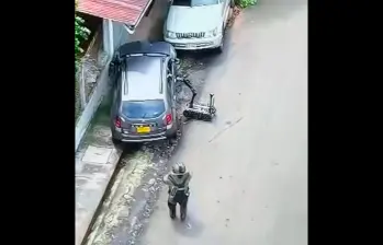 Para desactivar los explosivos, el Ejército utilizó un robot que hizo esa labor de manera controlada. FOTO CAPTURA DE VIDEO