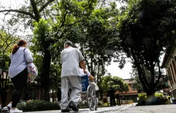 Uno de los pacientes es trasladado por los “túneles verdes” que hay en el San Vicente Fundación. Foto: Julio César Herrera Echeverri
