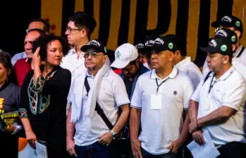 La senadora Isabel Zuleta (izq.) ha estado en el ojo del huracán después del llamado “tarimazo” de La Alpujarra con jefes de bandas del Aburrá. FOTO: EL COLOMBIANO La senadora Isabel Zuleta (izq.) ha estado en el ojo del huracán después del llamado “tarimazo” de La Alpujarra con jefes de bandas del Aburrá. FOTO: EL COLOMBIANO