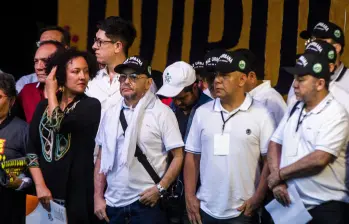 La senadora Isabel Zuleta junto a algunos de los miembros de la Mesa de Paz Urbana que dialogan con el gobierno Petro en la cárcel de Itagüí. FOTO: Julio César Herrera