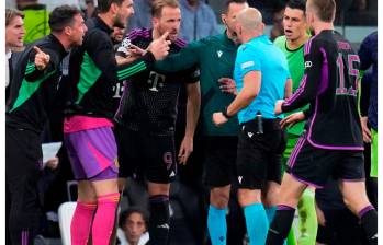 El reclamo de los jugadores del Bayern tras el error cometido por el árbitro en la semifinal de la Champions que favoreció al Real Madrid. FOTO AFP