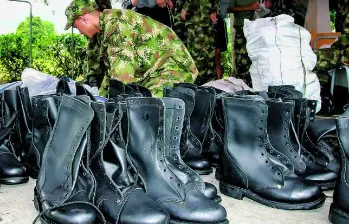 Imagen de referencia de una dotación de botas para soldados en Antioquia. FOTO: Juan Antonio Sánchez
