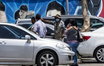 Descripción: Parqueaderos de la Unidad Deportiva Atanasio Girardot, sector de las canchas de tanis de campo. La alcaldía de los quiere quitar para entregarlos a una entidad privada. Personajes: Hernando Antonio Henao (AMTAG). Fecha de evento: 23/03/2022. Foto: Julio César Herrera Echeverri.