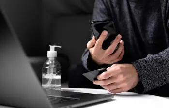 Grupos de estafadores han comenzado a enviar mensajes de texto o correos electrónicos suplantando entidades financieras. Foto, Freepik. 