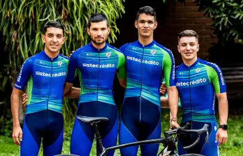 Sebastián Castaño, del equipo Sistecrédito (a la izquierda de la pantalla), es uno de los mejores escaladores del pelotón nacional de pedalismo. FOTO: JAIME PÉREZ