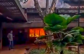 Así se veía la oficina del Politécnico Jaime Isaza Cadavid luego de que fuera incendiada en la mañana de este martes. FOTO: Captura de video