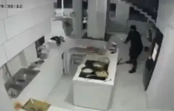 Hombres con los rostros cubiertos y armas de fuego en mano, ingresaron a una vivienda en Jamundí y secuestraron a un menor de 11 años. La aterradora escena quedó registrada en las cámaras de seguridad de la casa. FOTO: CAPTURA DE VIDEO