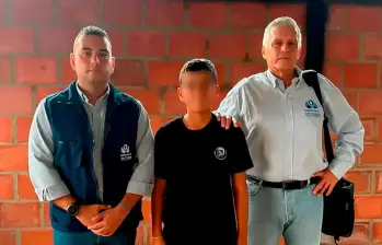 El niño Lyan Hortúa fue entregado por los secuestradores a delegados de la Defensoría del Pueblo, el 21 de mayo de 2025. FOTO: CORTESÍA.