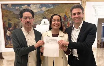 El senador Iván Cepeda, la exministra de Salud, Carolina Corcho y el exalcalde Daniel Quintero. Foto: Redes sociales @QuinteroCalle